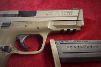 Afbeelding 2 van Smith & Wesson Licensed M&P 9 Pistol Replica - Tan + 2 mags en grip linings