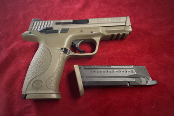 Afbeelding 3 van Smith & Wesson Licensed M&P 9 Pistol Replica - Tan + 2 mags en grip linings