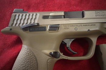 Imagen 4 de Smith & Wesson Licensed M&P 9 Pistol Replica - Tan + 2 mags en grip linings