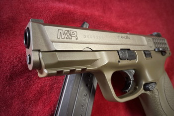 Afbeelding 6 van Smith & Wesson Licensed M&P 9 Pistol Replica - Tan + 2 mags en grip linings