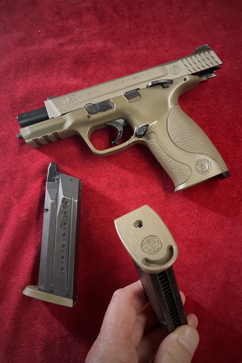 Afbeelding 7 van Smith & Wesson Licensed M&P 9 Pistol Replica - Tan + 2 mags en grip linings