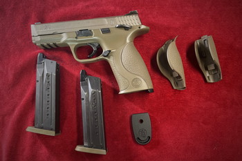 Afbeelding 8 van Smith & Wesson Licensed M&P 9 Pistol Replica - Tan + 2 mags en grip linings