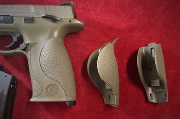 Afbeelding 9 van Smith & Wesson Licensed M&P 9 Pistol Replica - Tan + 2 mags en grip linings