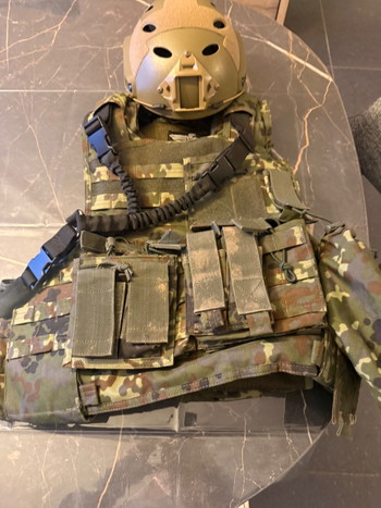 Image 2 for Vest met alles er op en er aan en helm