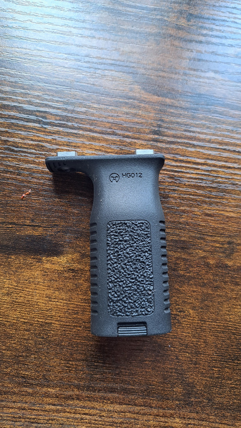 Image 1 for M lok vertical front grip