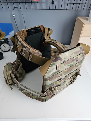 Afbeelding 3 van Emerson JPC Multicam Plate Carrier + Warrior Quick Mags + Pouches en andere extra's