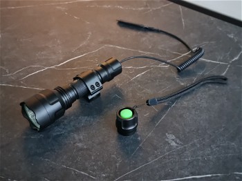 Afbeelding 3 van Zeer nette flashlight/weaoponlight met 2 druk knoppen