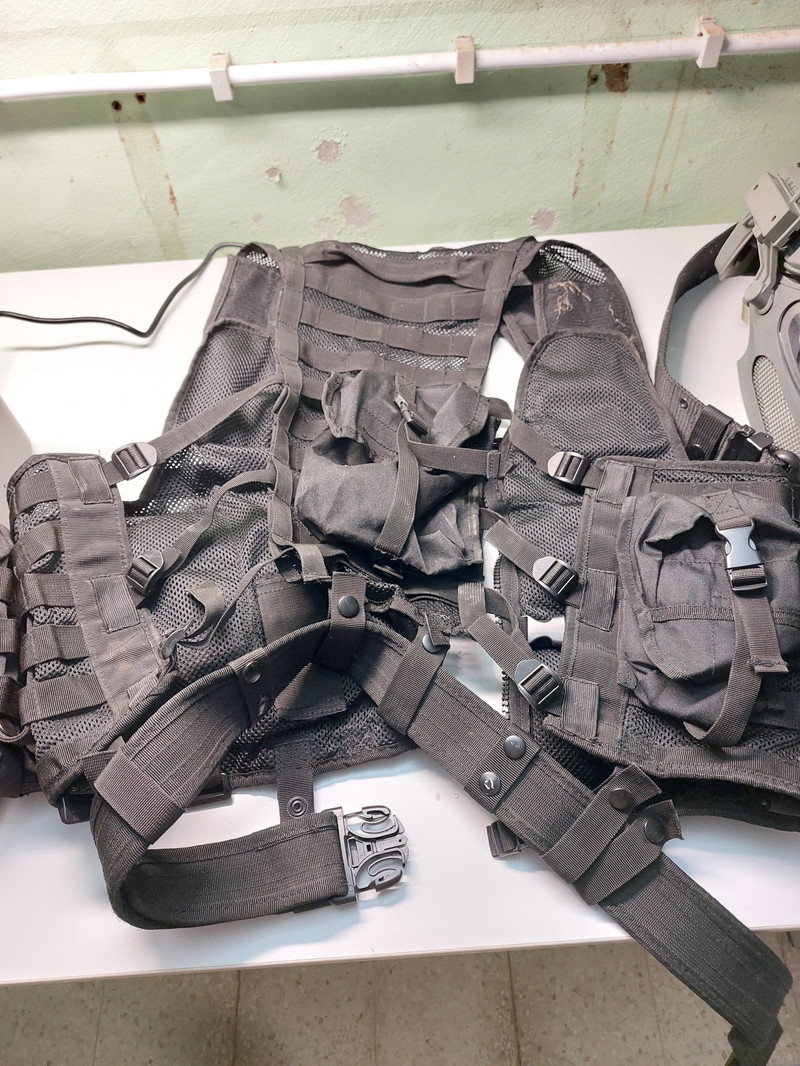 Image 1 for Tactical vest Mil-tec met heel veel verschillende accessoires