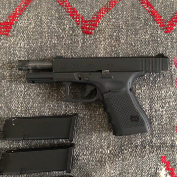 Afbeelding 2 van GLOCK 19 Threaded barrel, suppressor,  3 Magazijnen, IWB + OWB Holster, Magazijn Holster.