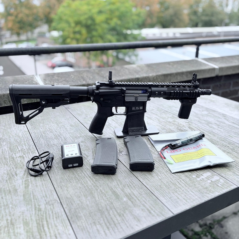 Imagen 1 de Specna Arms SA-E12-LH EDGE 2.0 + 2 Mags - Vert. Grip - LiPo + oplader