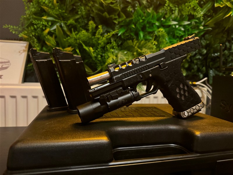 Image 1 pour AW CUSTOM GLOCK GBB + 4 Mags