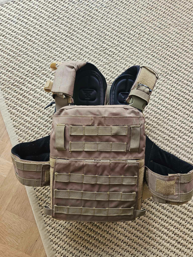 Afbeelding 1 van Plate Carrier 8fields TAN + cargo pack black (warrior assault)