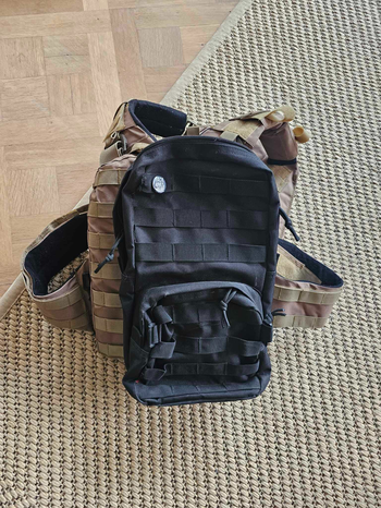 Afbeelding 2 van Plate Carrier 8fields TAN + cargo pack black (warrior assault)