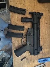 Afbeelding van CYMA MP5K met geprint leg drop holster