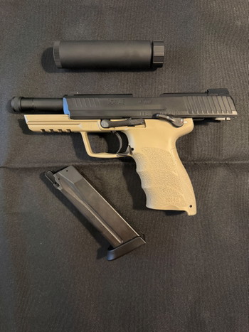 Image 2 for Te Koop: Zeer strakke HK45 Airsoft Replica (Two-Tone) incl. Silencer!