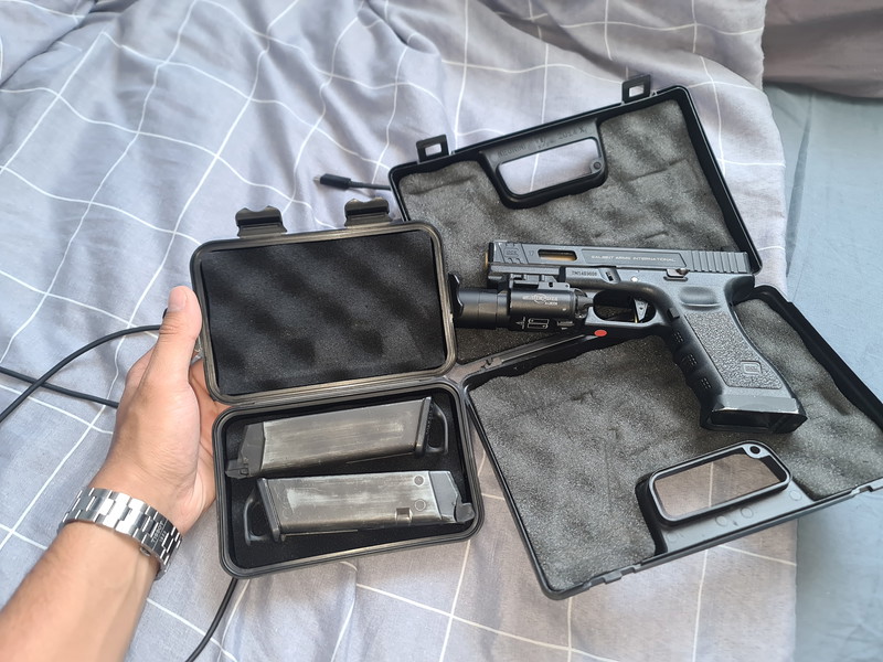 Image 1 for SAI glock 17 + 2 mags en 2 koffertjes (en crack lamp)