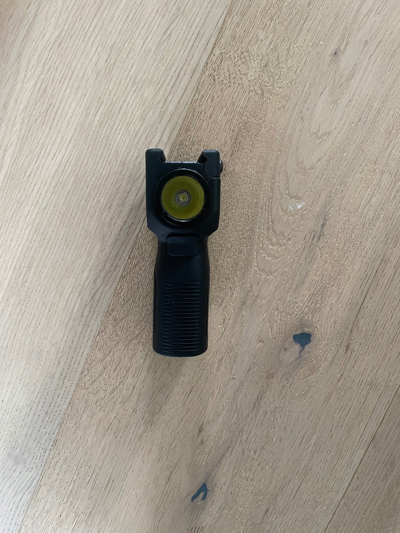 Image 1 for Vertical grip met flashlight