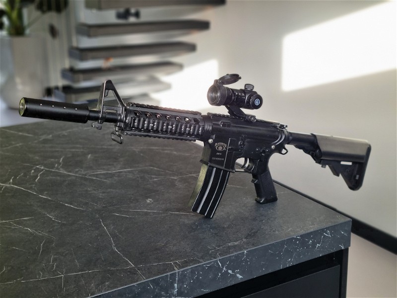 Afbeelding 1 van Zeer nette BlackWater M4/M16 met silencer, foregrip, oplader, magazijn en batterij