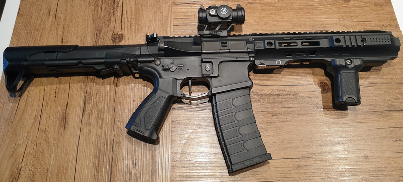 Image 1 for ARP 556 met G&P CQB SAI handguard.+vector red dot