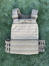 Afbeelding van Tan plate carrier airsoft vest NIEUW voor 50 euro!