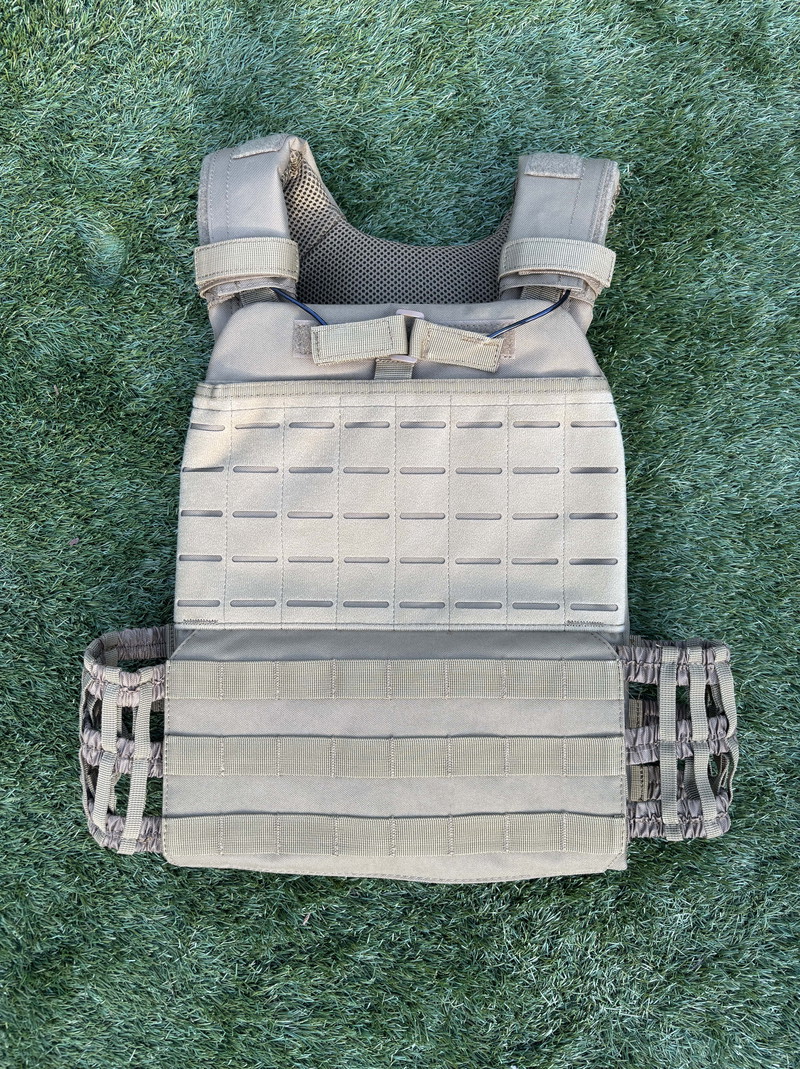 Afbeelding 1 van Tan plate carrier airsoft vest NIEUW voor 50 euro!