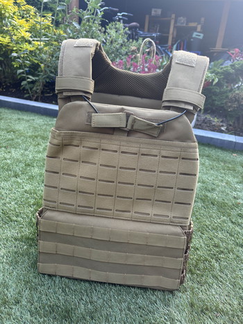 Afbeelding 2 van Tan plate carrier airsoft vest NIEUW voor 50 euro!