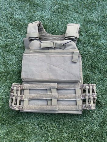 Afbeelding 3 van Tan plate carrier airsoft vest NIEUW voor 50 euro!