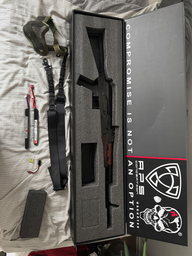 Imagen 1 de APS AK-74 Vollmetall Echtholz BlowBack S-AEG 6mm BB schwarz + 2 Lipos, Mundschutz und Tragegurt
