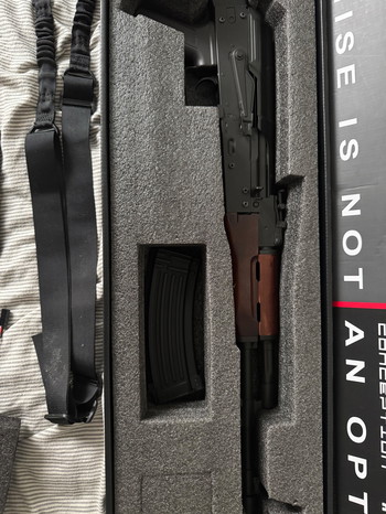 Imagen 3 de APS AK-74 Vollmetall Echtholz BlowBack S-AEG 6mm BB schwarz + 2 Lipos, Mundschutz und Tragegurt