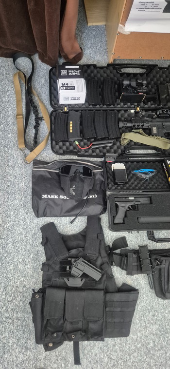 Afbeelding 2 van Specna Arms M4 + Delta Force Glock 17 (auto) + mags + gear + koffer