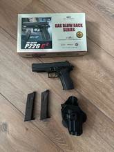 Bild für Tokyo Marui P226 E2 met 2 gas magazijnen en nuprol holster