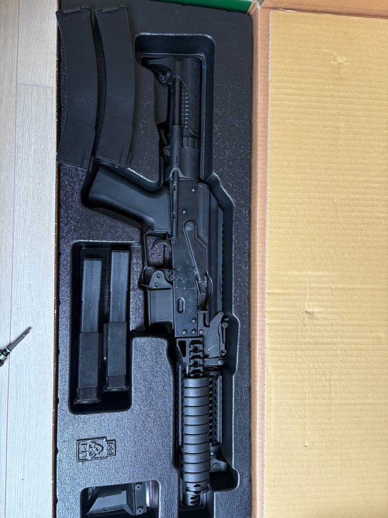Imagen 1 de PP-19 zenitco blowback LCT avec 2 chargeurs supplémentaires et poignée.