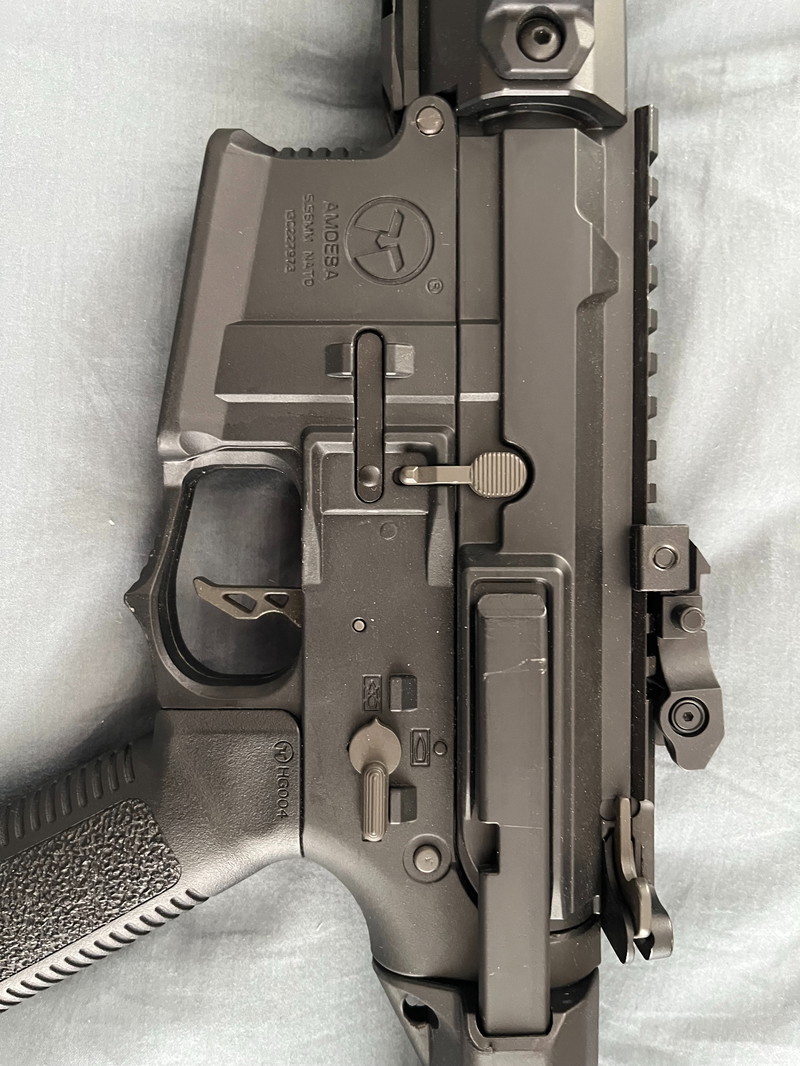 Afbeelding 1 van ARES Amoeba AM-016 + Red Dot + 3 Magazines + 1 Batteries (Ready to play)