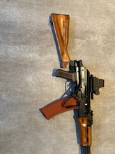 Afbeelding van WE ak47 met klapkolf, scope mount en reddot en 4 extra manazijnen