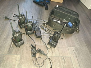 Image for 5 Baofeng walkies komt met 2 earpieces en 4 chargers 1 chargers ervan heeft een engels aansluiting.
