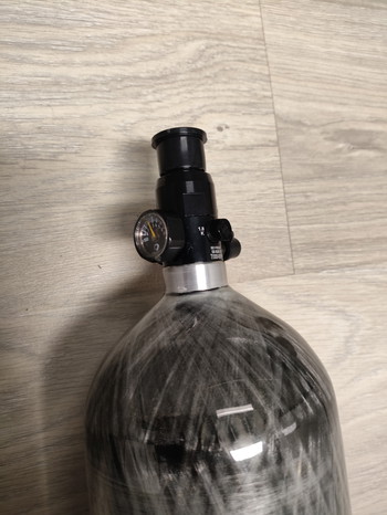 Afbeelding 2 van Dominator 68/4500(1L)HPA Carbon Tank met nieuwe DYE  Precision tankregulator