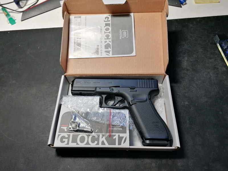 Image 1 pour Glock 17 Gen. 5 mit Metallschlitten CO2 BlowBack 6mm BB schwarz