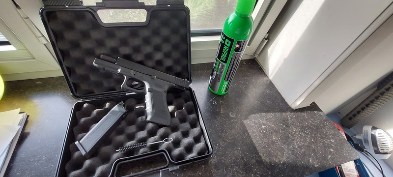 Image 1 for Glock 17 gen 4 + hard case + gas bottle + speedloader