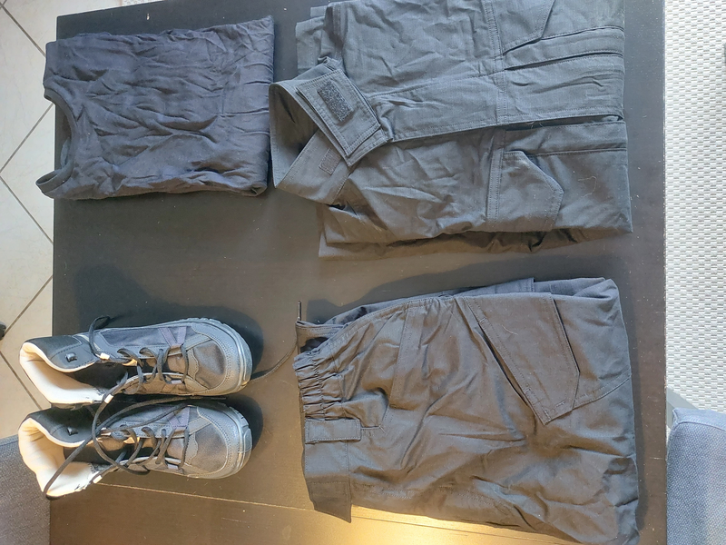 Afbeelding 1 van Kledijset (Maat M voor t-shirt en vest, 33 in broek, 32 schoenen)