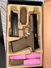 Bild für WE-05 GBB With 2 mags and holster