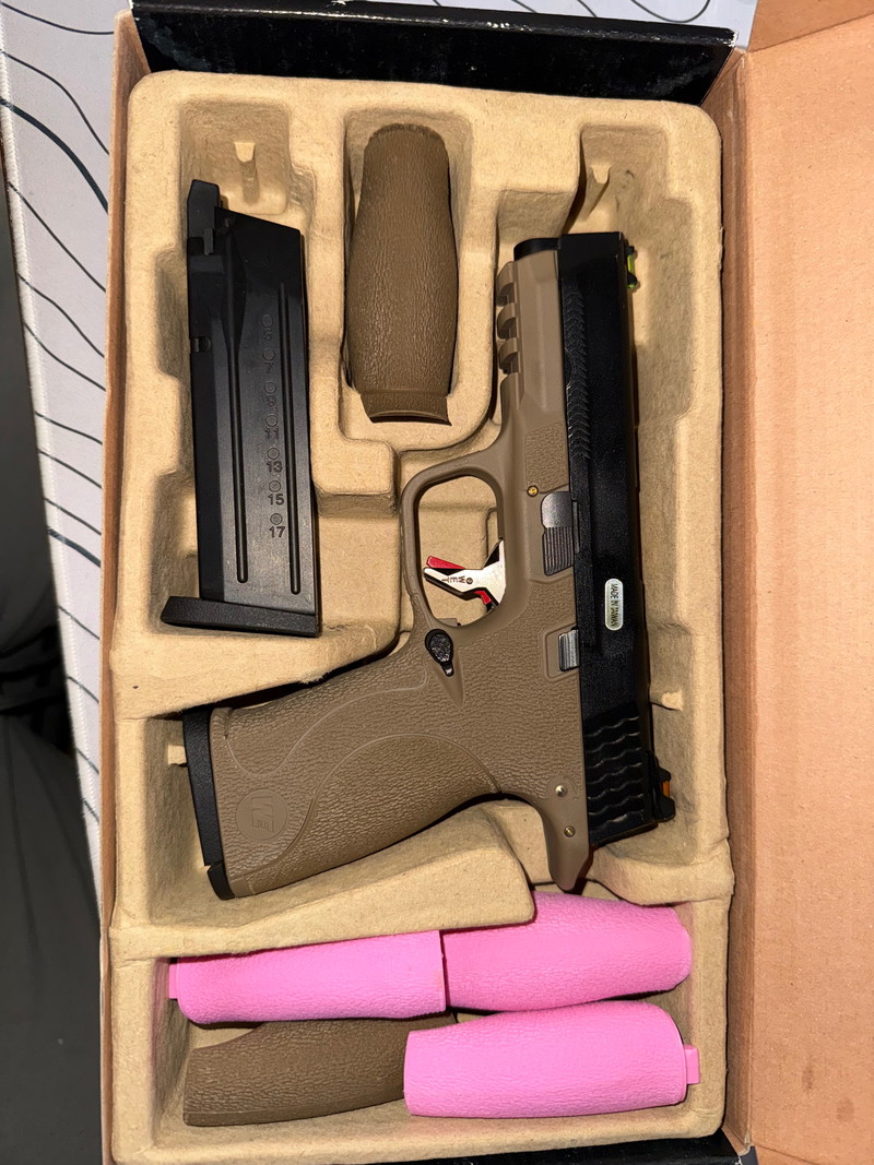 Image 1 pour WE-05 GBB With 2 mags and holster