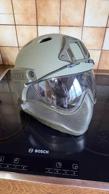 Imagen 1 de WARQ HELMET ( OLIJFGROEN ) NEW IN THE BOX