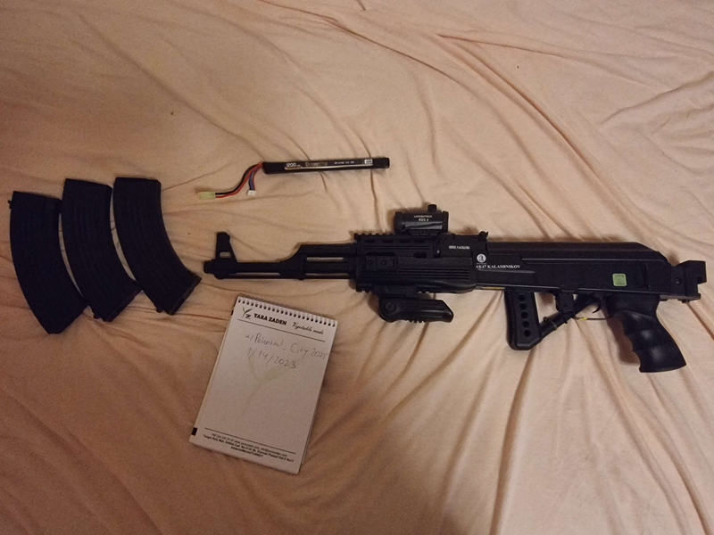 Image 1 pour Cybergun Ak-47 tactical folding stock version (with 3 mid cap magazines, a red/green dot sight and a 11.1v battery)