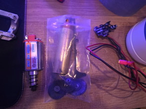 Bild für Gearbox internals , ifrit motor,gate SOLD! en batterijen.