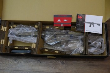 Afbeelding 2 van Puntgave HK416 in doos met 8 mid-cap magazijnen, accu's etc.