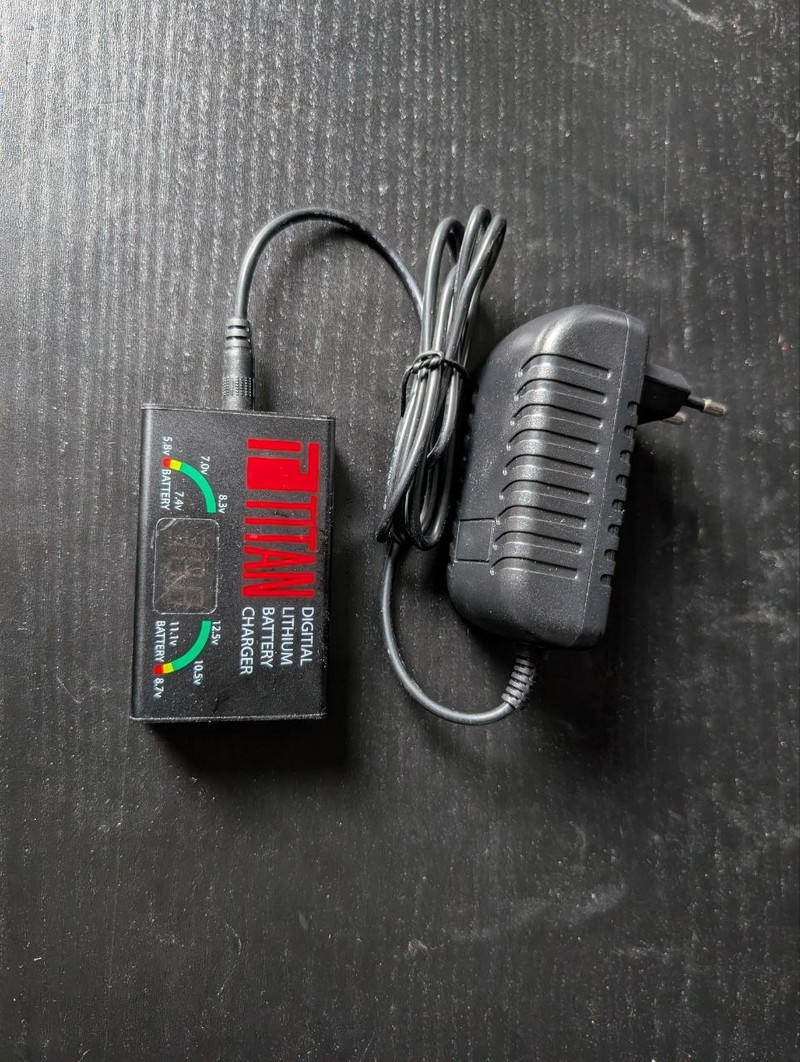 Afbeelding 1 van Titan battery charger