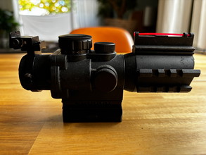 Afbeelding van 4x magnification red dot met iron sights en laser