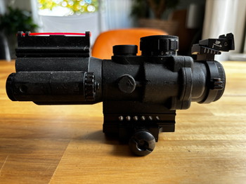 Afbeelding 2 van 4x magnification red dot met iron sights en laser