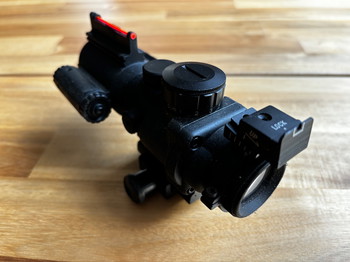 Afbeelding 5 van 4x magnification red dot met iron sights en laser