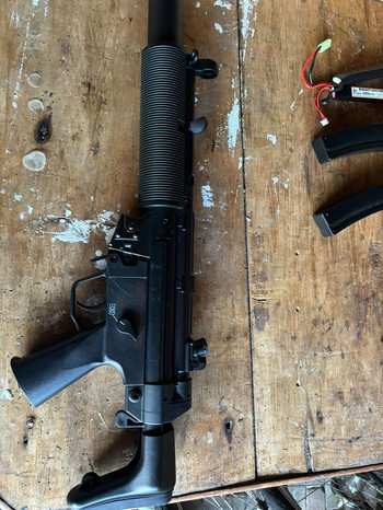 Afbeelding 3 van MP5 CYMA + Batterij + 2 mags.